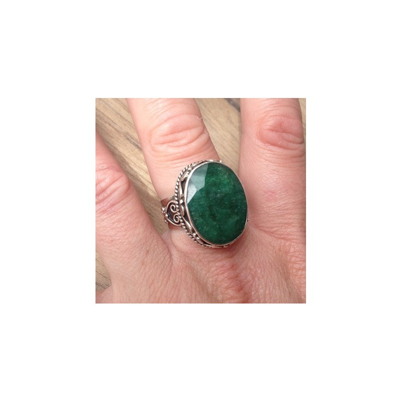 Zilveren ring met Emerald in bewerkte setting ring maat 18 mm