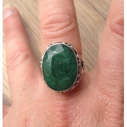 Zilveren ring met Emerald in bewerkte setting ring maat 18 mm