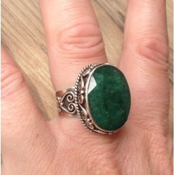Zilveren ring met Emerald in bewerkte setting ring maat 18 mm