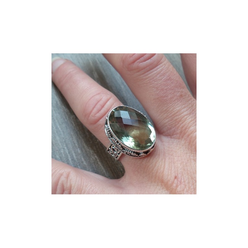 Zilveren ring met groene Amethist in bewerkte setting 17 mm