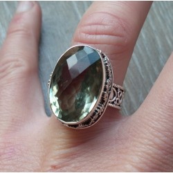 Zilveren ring met groene Amethist in bewerkte setting 17 mm
