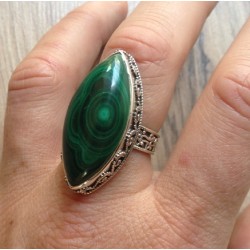 Zilveren ring met ovale Malachiet en bewerkte setting 19 mm