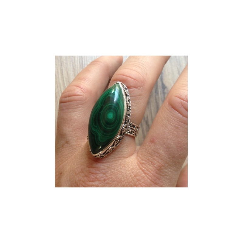 Zilveren ring met ovale Malachiet en bewerkte setting 19 mm