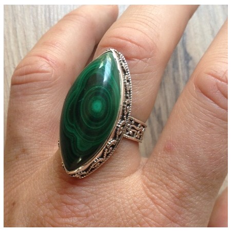 Zilveren ring met ovale Malachiet en bewerkte setting 19 mm