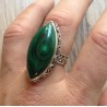 Zilveren ring met ovale Malachiet en bewerkte setting 19 mm