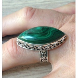 Zilveren ring met ovale Malachiet en bewerkte setting 19 mm
