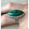 Zilveren ring met ovale Malachiet en bewerkte setting 19 mm