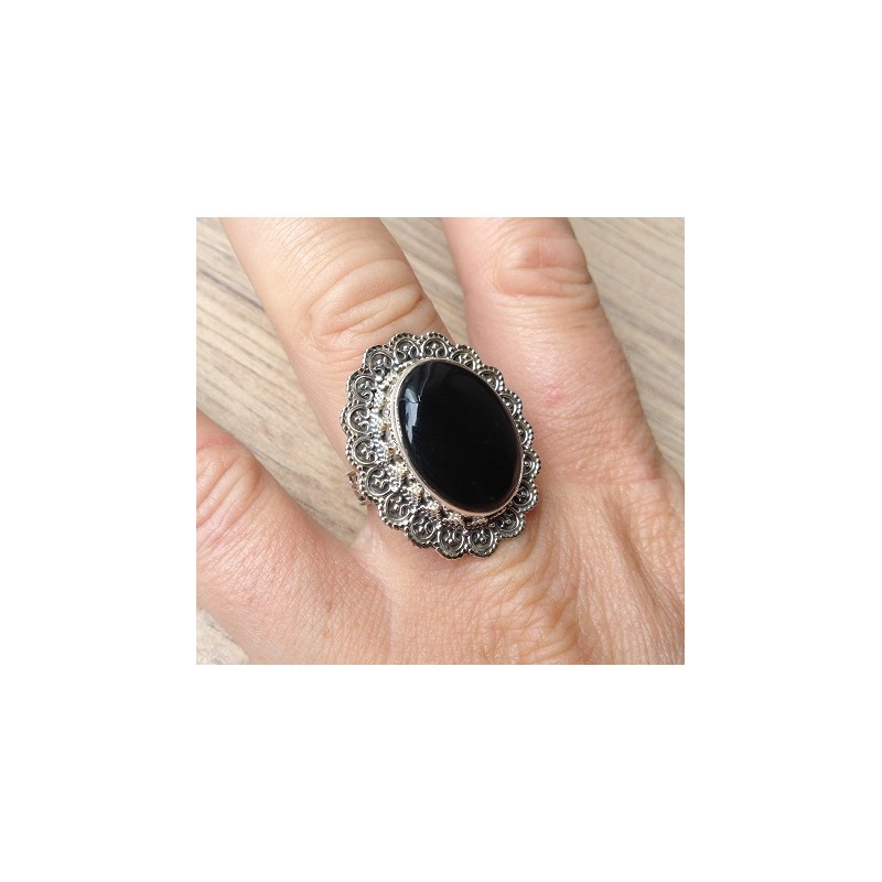 Zilveren ring met Onyx en bewerkte kop en band maat 18.5 mm