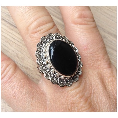 Zilveren ring met Onyx en bewerkte kop en band maat 18.5 mm