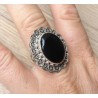 Zilveren ring met Onyx en bewerkte kop en band maat 18.5 mm