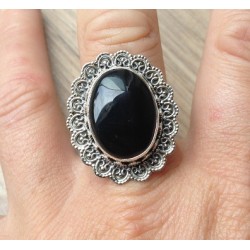 Zilveren ring met Onyx en bewerkte kop en band maat 18.5 mm