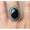 Zilveren ring met Onyx en bewerkte kop en band maat 18.5 mm