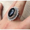 Zilveren ring met Onyx en bewerkte kop en band maat 18.5 mm