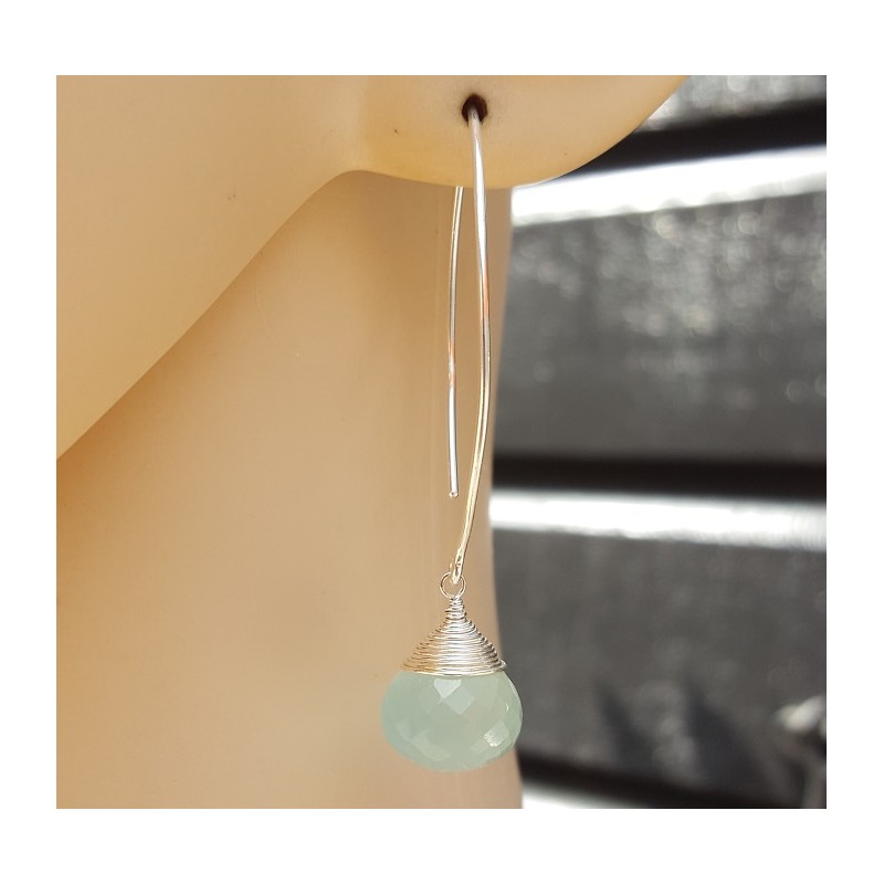 Zilveren oorbellen met aqua Chalcedoon onion briolet