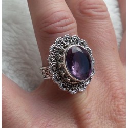 Zilveren ring met facet Amethist met bewerkte kop en band 17.3 m