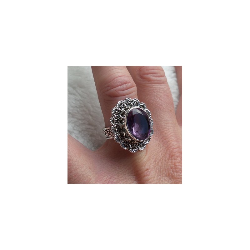 Zilveren ring met facet Amethist met bewerkte kop en band 17.3 m