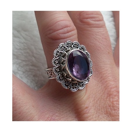 Zilveren ring met facet Amethist met bewerkte kop en band 17.3 m