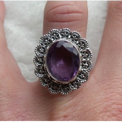 Zilveren ring met facet Amethist met bewerkte kop en band 17.3 m