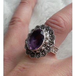 Zilveren ring met facet Amethist met bewerkte kop en band 17.3 m