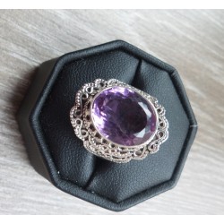 Zilveren ring Amethist met bewerkte kop en band maat 16.5 mm