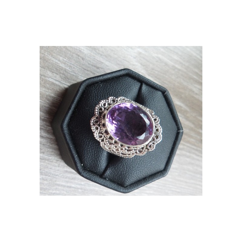 Zilveren ring Amethist met bewerkte kop en band maat 16.5 mm