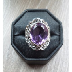 Zilveren ring Amethist met bewerkte kop en band maat 16.5 mm
