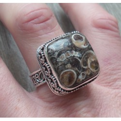 Zilveren ring met Turitella in bewerkte setting maat 19 mm