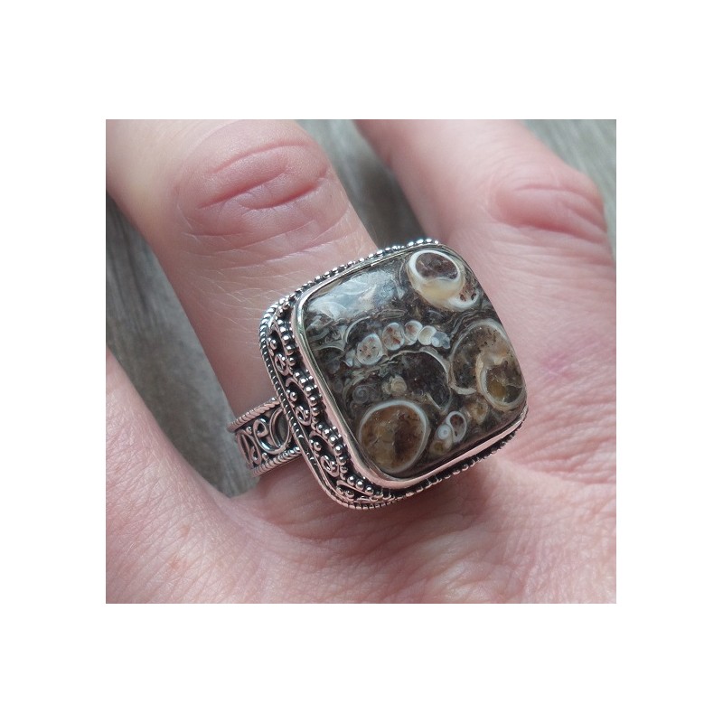 Zilveren ring met Turitella in bewerkte setting maat 19 mm