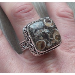 Zilveren ring met Turitella in bewerkte setting maat 19 mm