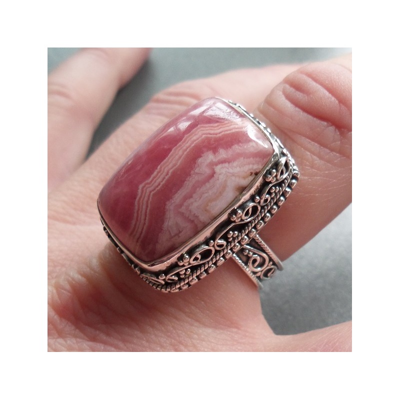 Zilveren ring Rhodochrosiet in bewerkte setting maat 17.7 mm