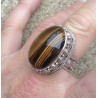 Zilveren ring met grote Tijgeroog in bewerkte setting maat 18.3