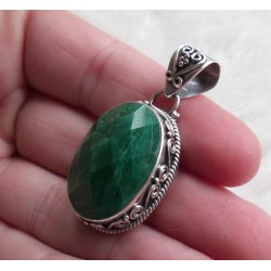 Zilveren hanger brede ovale Emerald gezet in bewerkte setting