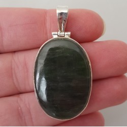 Zilveren hanger gezet met ovale cabochon Jade