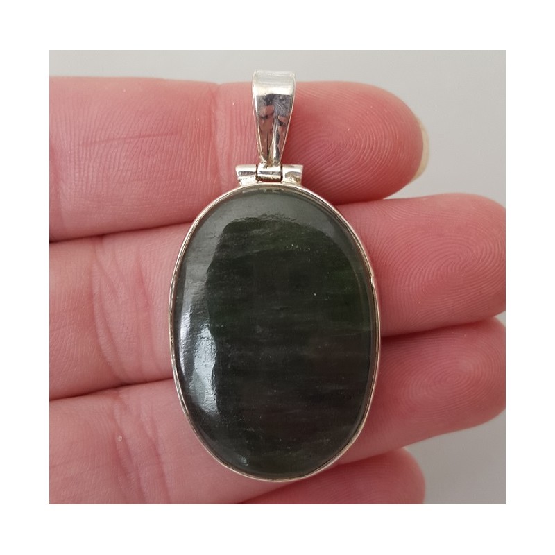 Zilveren hanger gezet met ovale cabochon Jade