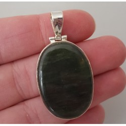 Zilveren hanger gezet met ovale cabochon Jade