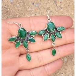 Zilveren lange oorbellen gezet met Emerald