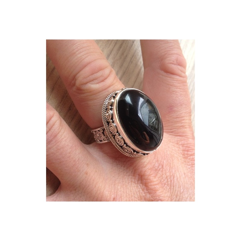Zilveren ring gezet met zwarte Onyx in bewerkte setting maat 18