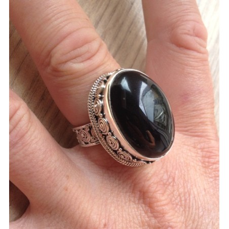 Zilveren ring gezet met zwarte Onyx in bewerkte setting maat 18