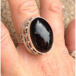 Zilveren ring gezet met zwarte Onyx in bewerkte setting maat 18