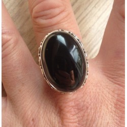 Zilveren ring gezet met zwarte Onyx in bewerkte setting maat 18