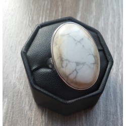 Zilveren ring gezet met witte Howliet ring maat 17.5 mm