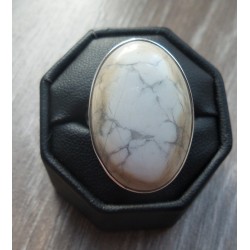 Zilveren ring gezet met witte Howliet ring maat 17.5 mm