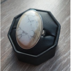 Zilveren ring gezet met witte Howliet ring maat 17.5 mm