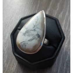 Zilveren ring met druppelvorm witte Howliet maat 19 mm