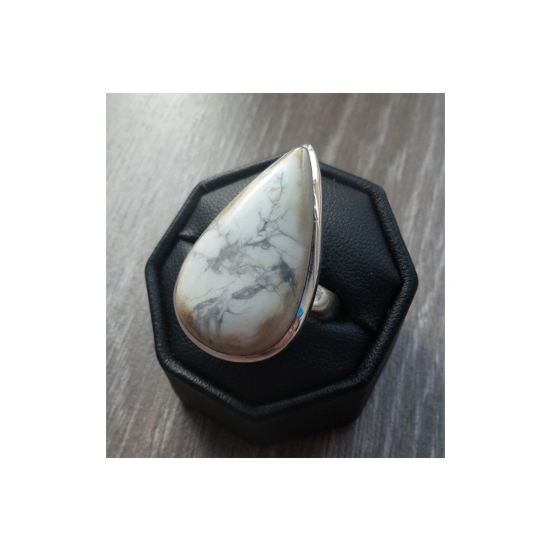 Zilveren ring met druppelvorm witte Howliet maat 19 mm