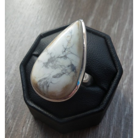 Zilveren ring met druppelvorm witte Howliet maat 19 mm