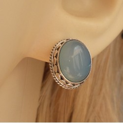 Zilveren oorknoppen gezet met ovale Chalcedoon