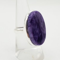 Zilveren ring gezet met ovale Charoiet 17 mm
