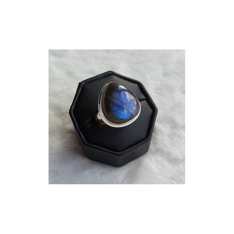 Zilveren ring met brede druppelvorm Labradoriet ring maat 18 mm