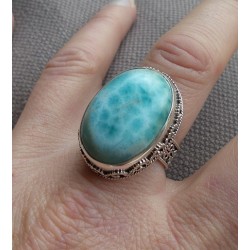 Zilveren ring met ovale Larimar gezet in bewerkte setting 18.5 m